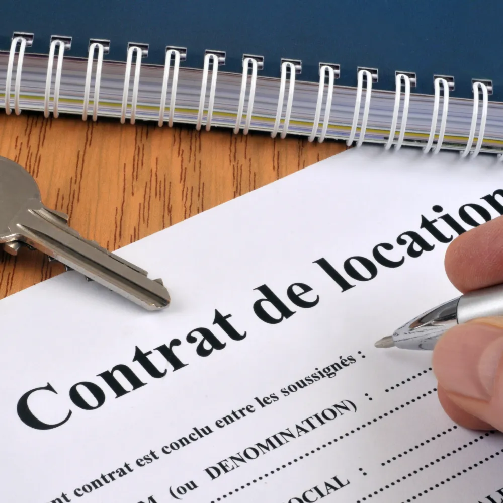 Contrat de location avec clé et stylo