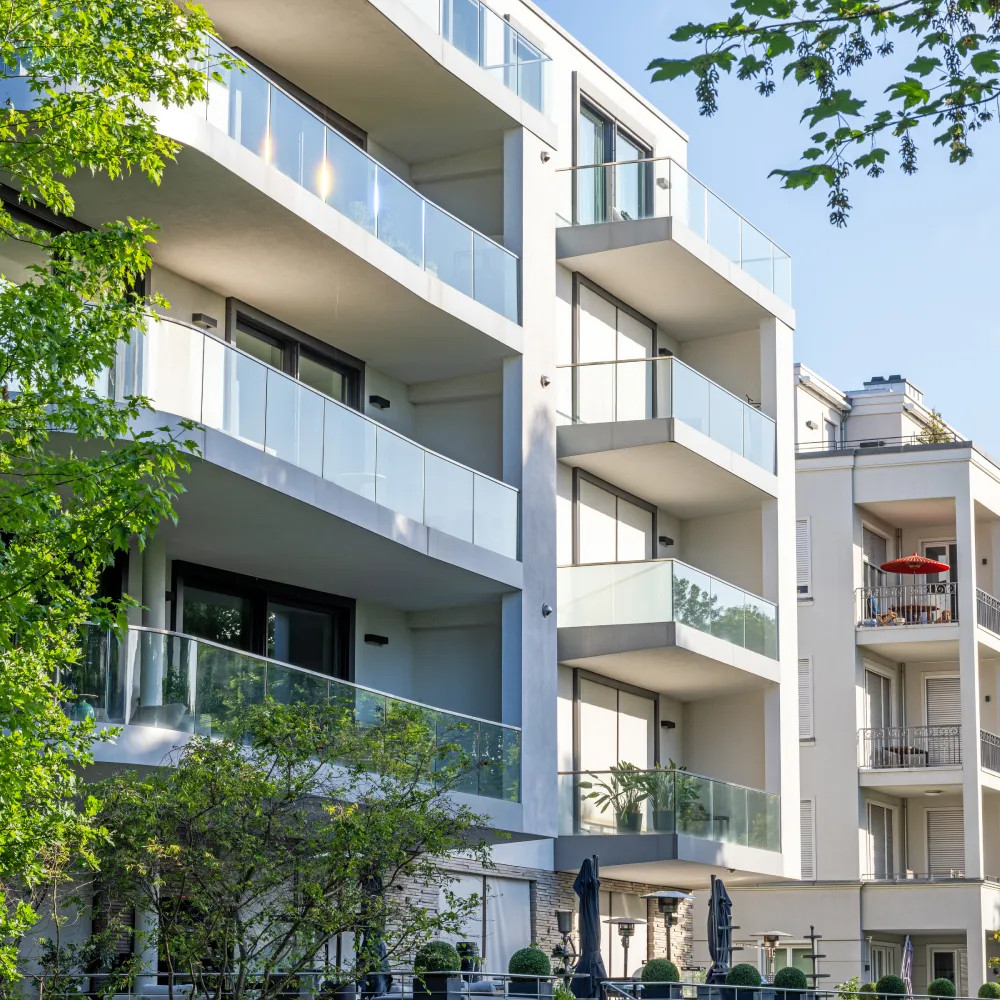 Immeuble moderne avec balcons en verre