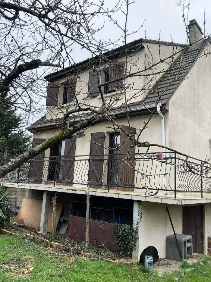 Maison à deux étages avec balcon
