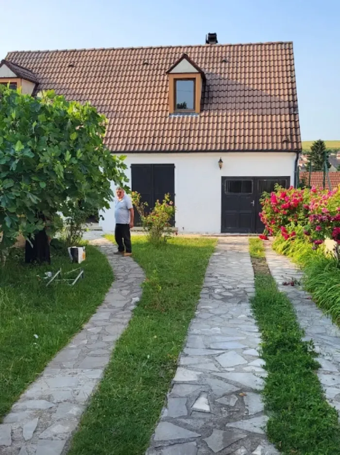 Homme devant une maison avec jardin
