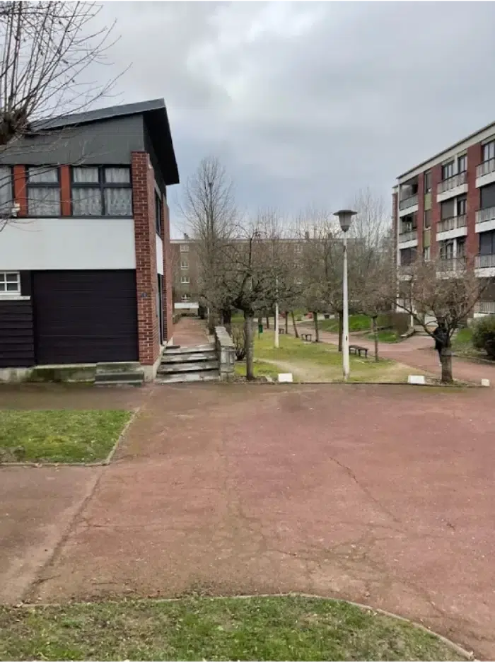 Allée avec bâtiments résidentiels et arbres