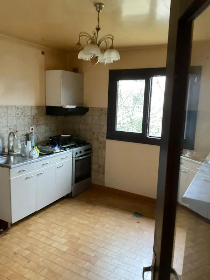 Cuisine ancienne avec carrelage beige