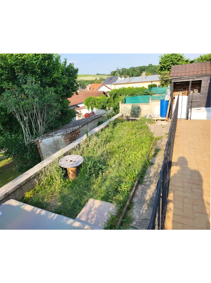 Jardin avec herbe haute et cabane