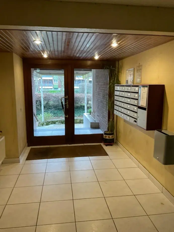 Entrée d'immeuble avec boîtes aux lettres