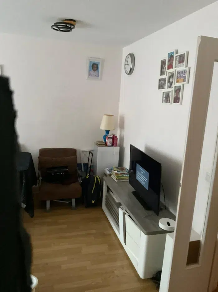 Salon avec télévision et fauteuil