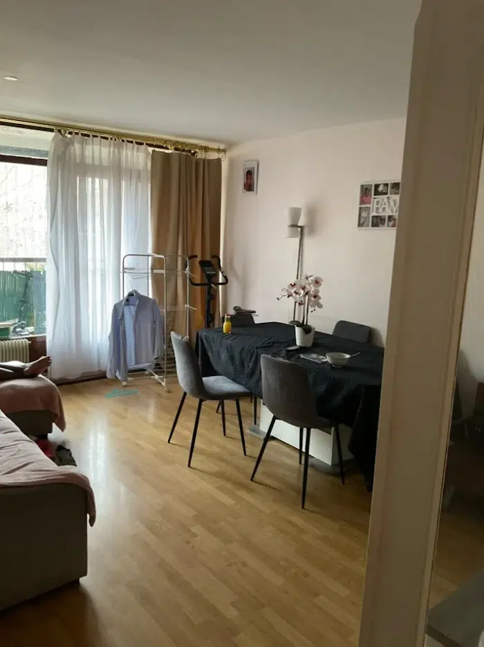 Salon avec table à manger et vélo d'appartement